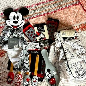Mickey Mouse Minnie Mouse lot of 12 kitchen towelss mitt spatula etc.